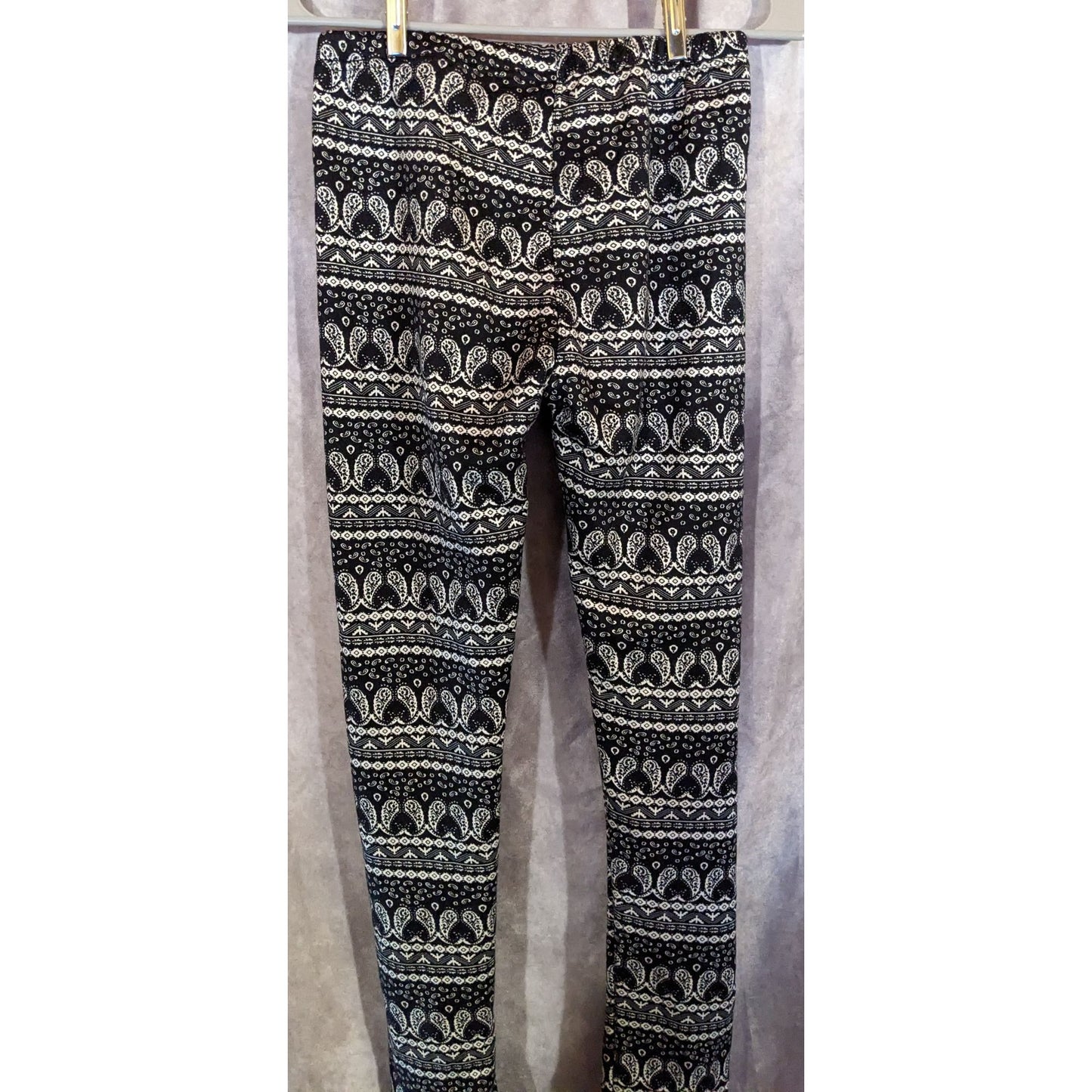 Cozy Fur-Lined Paisley Print Leggings