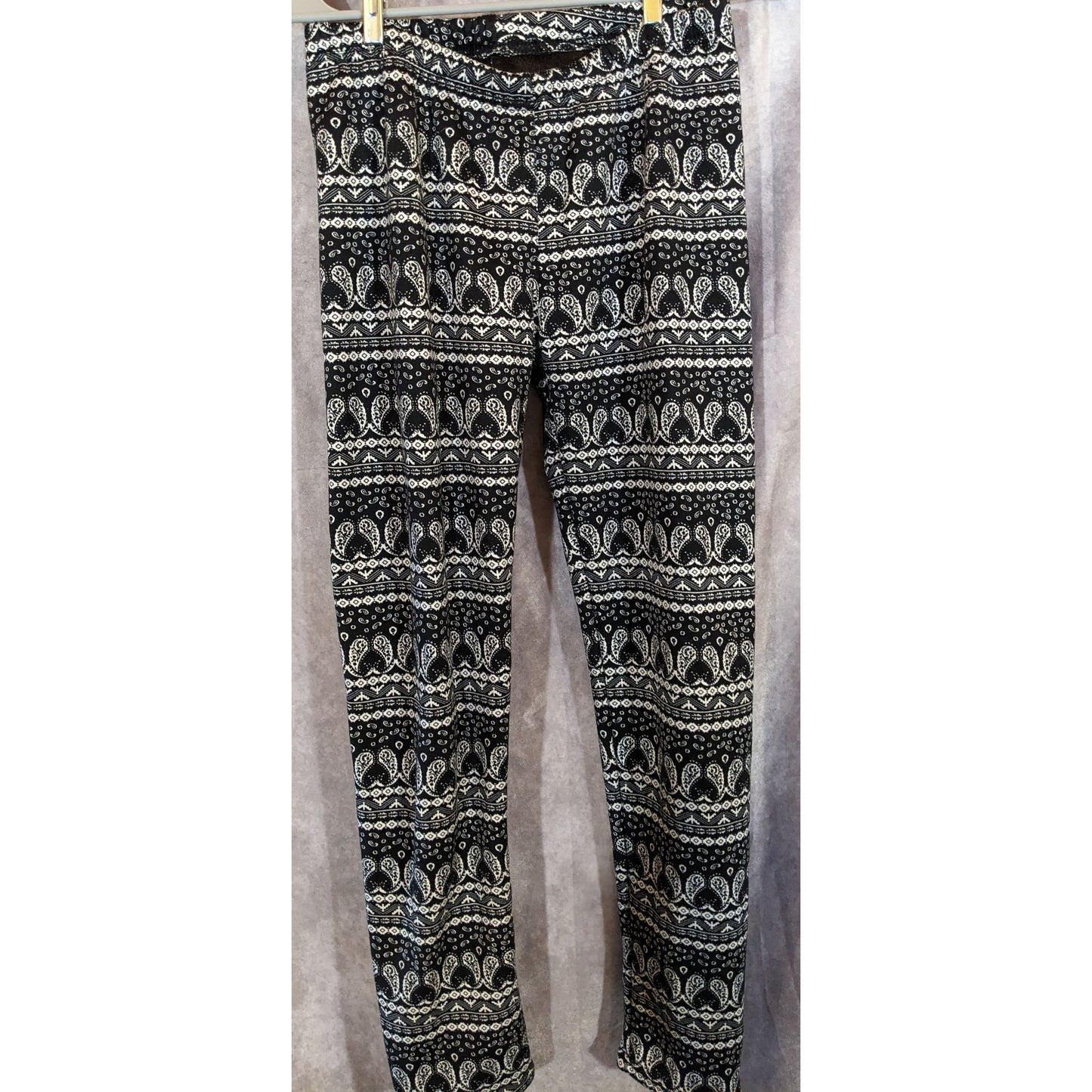 Cozy Fur-Lined Paisley Print Leggings