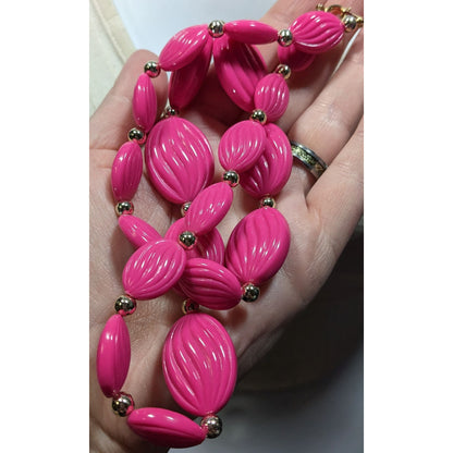 Vintage Retro Pink Beaded Necklace With Ribbed Oval Beads & Silver Tone Accents