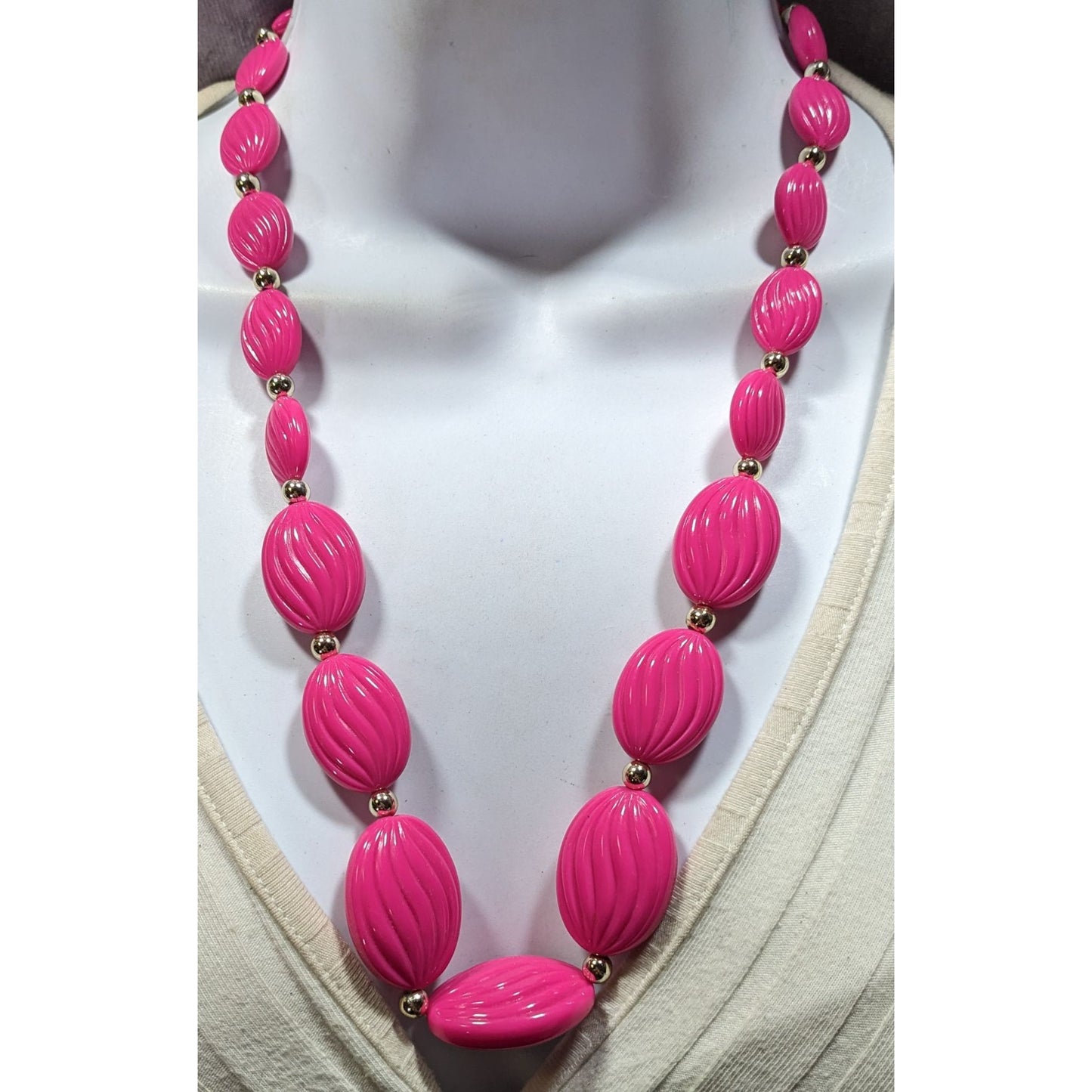 Vintage Retro Pink Beaded Necklace With Ribbed Oval Beads & Silver Tone Accents