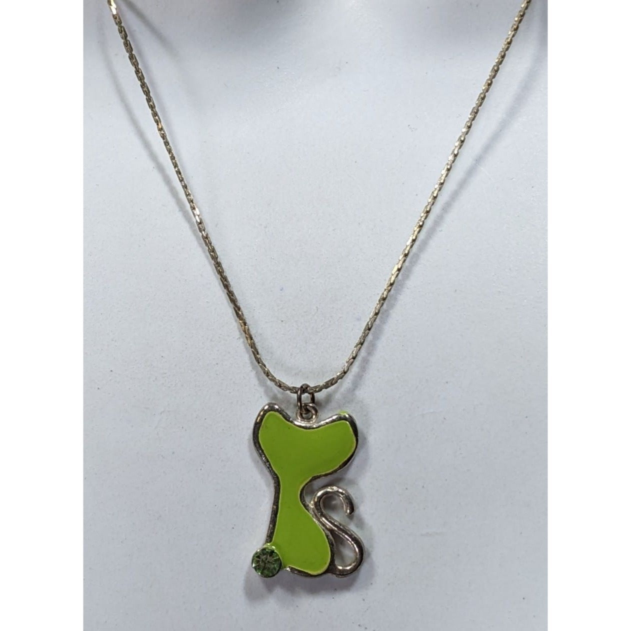 Retro Green Enamel Cat Pendant Necklace With Silver Tone Chain
