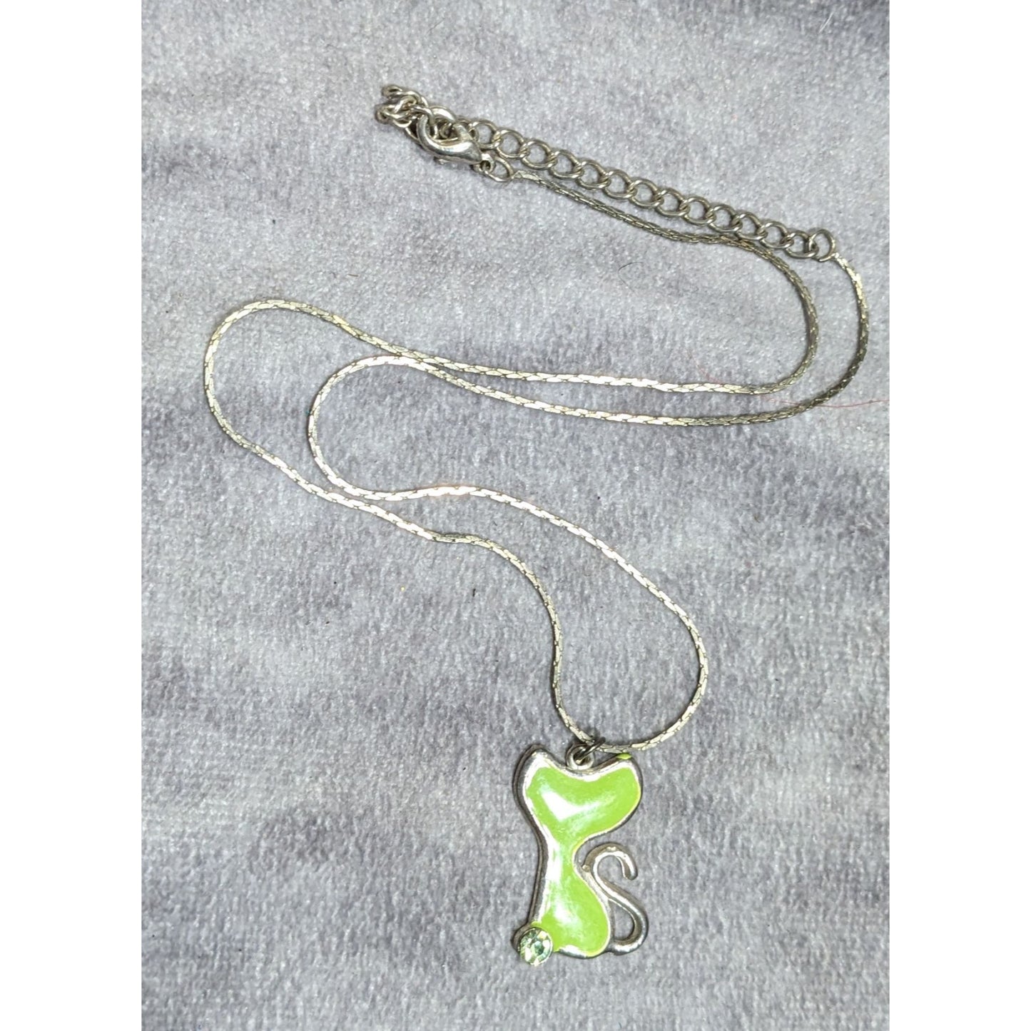 Retro Green Enamel Cat Pendant Necklace With Silver Tone Chain