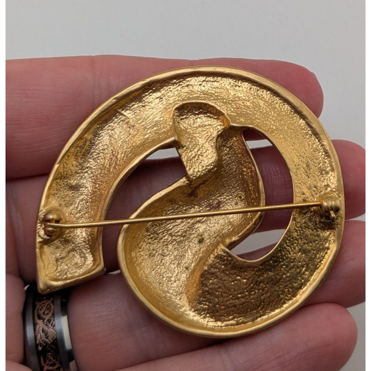 Vintage Modernist Gold Tone Abstract Swirl Brooch 2 Inch Like New