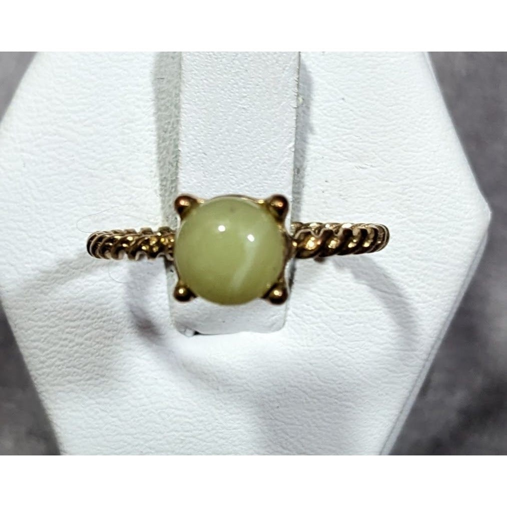 Simple Twisted Gold Tone Ring With Small Green Cabochon Size 7 1/2