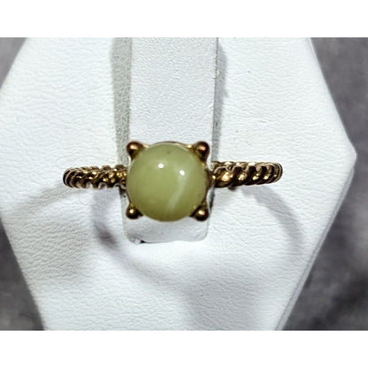 Simple Twisted Gold Tone Ring With Small Green Cabochon Size 7 1/2