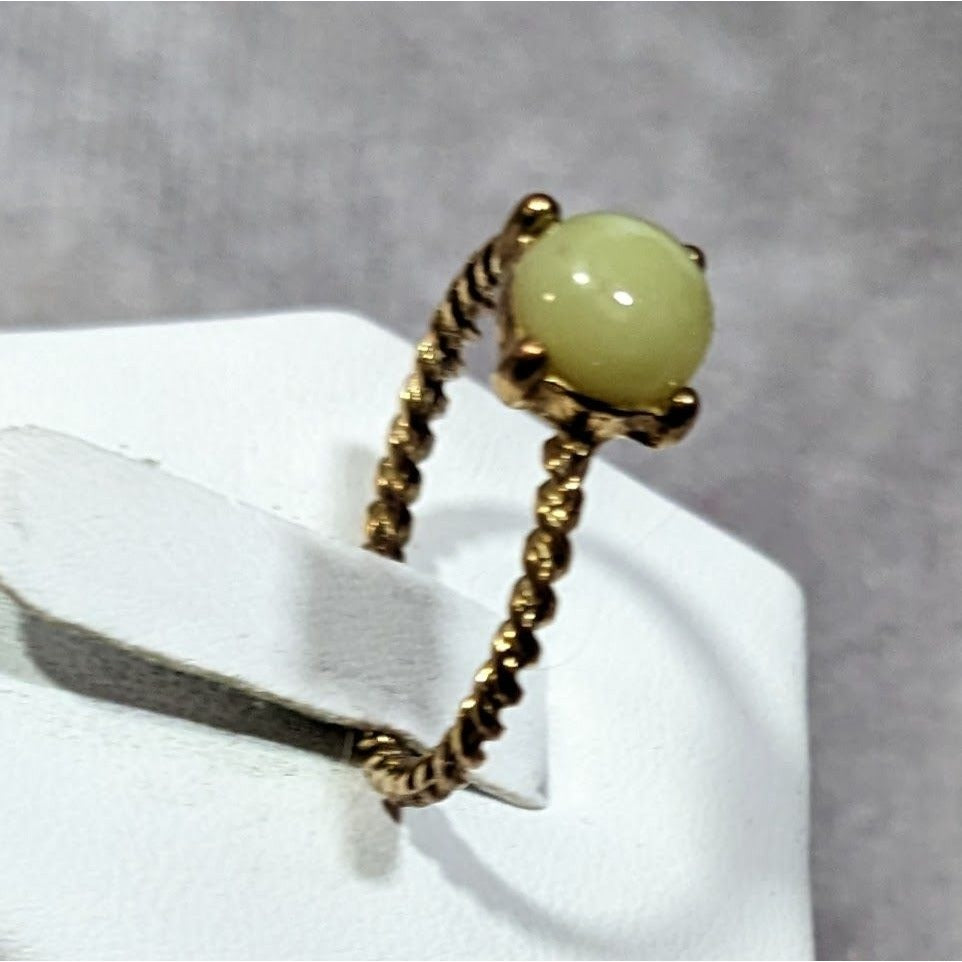 Simple Twisted Gold Tone Ring With Small Green Cabochon Size 7 1/2