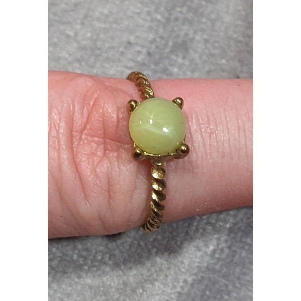 Simple Twisted Gold Tone Ring With Small Green Cabochon Size 7 1/2