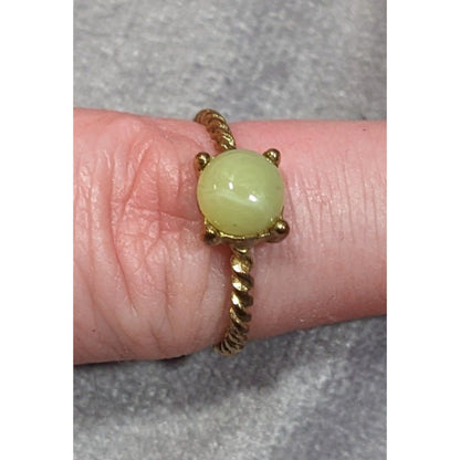 Simple Twisted Gold Tone Ring With Small Green Cabochon Size 7 1/2