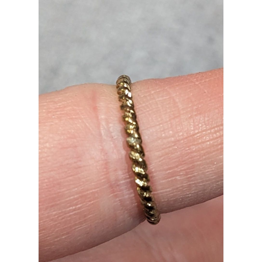 Simple Twisted Gold Tone Ring With Small Green Cabochon Size 7 1/2