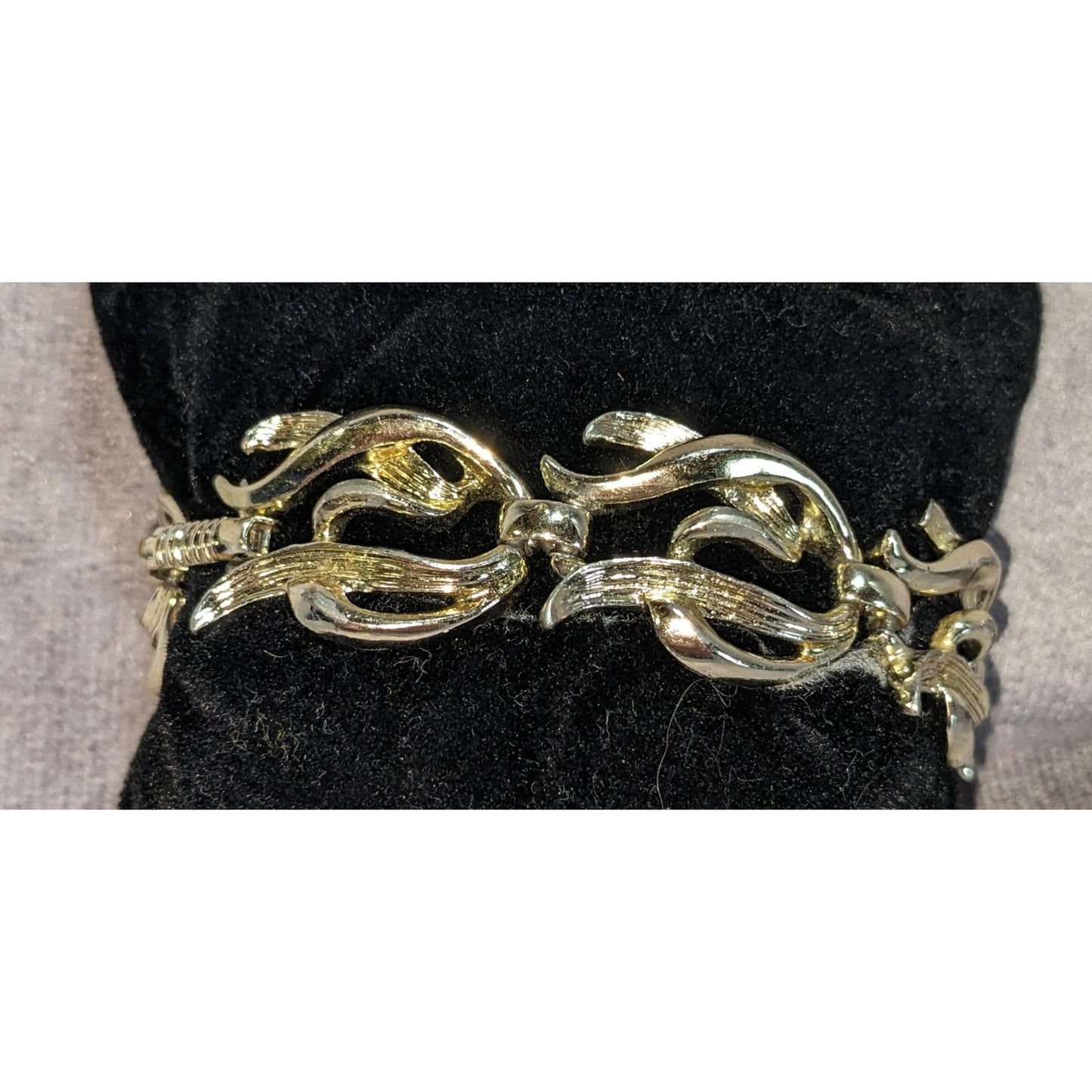 Retro Vintage Claudette Gold Tone Swirl Link Bracelet Mod Statement Jewelry