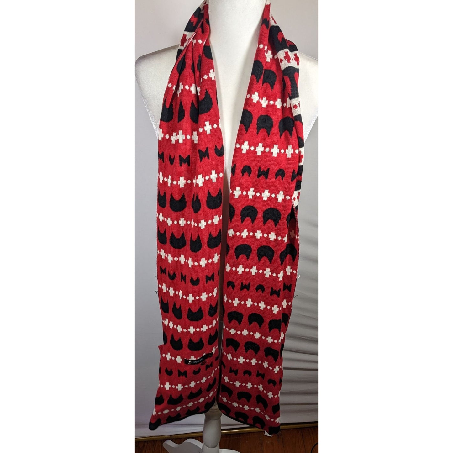 Azona A02 Black And Red Reversible Cat Scarf With Pockets