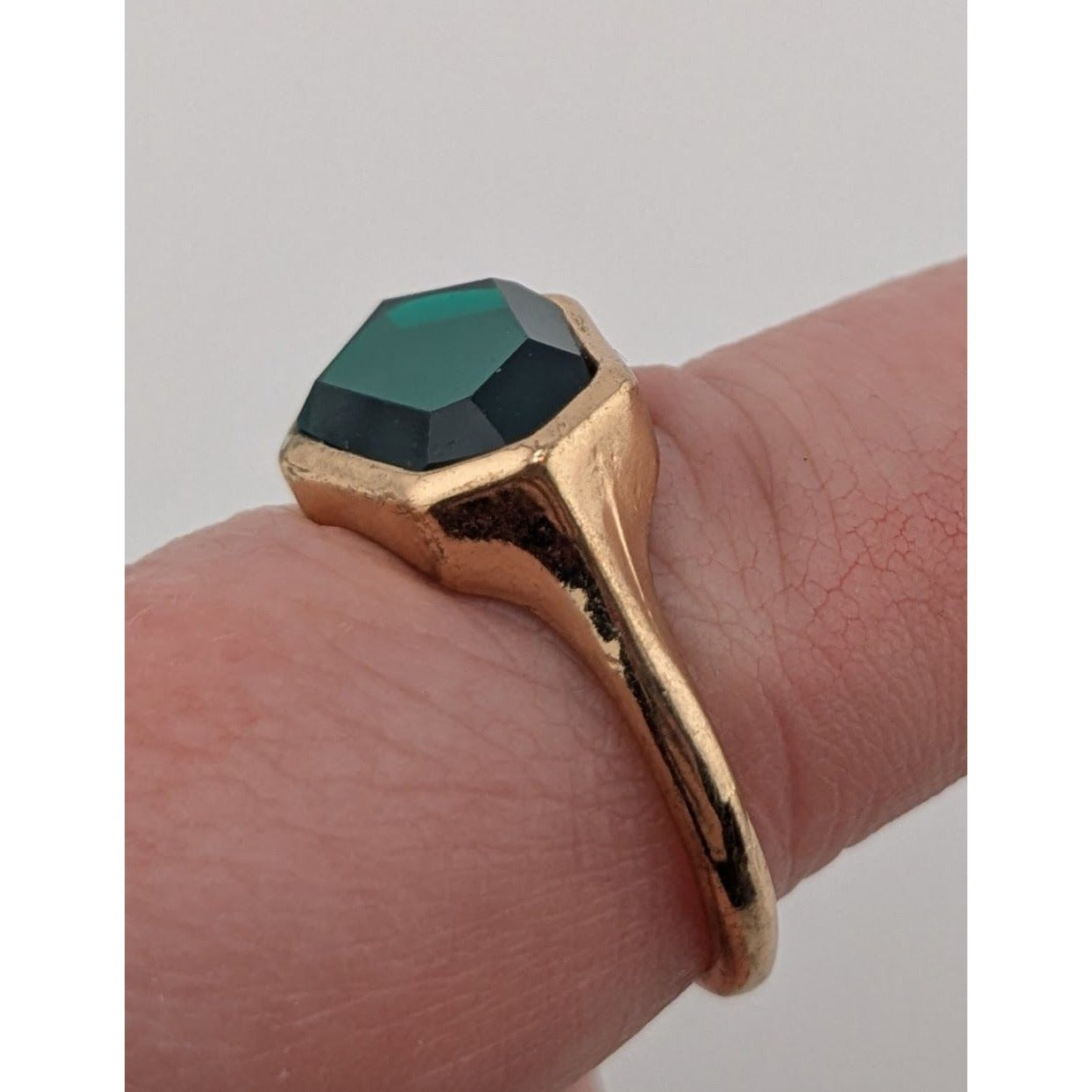 Regal Cosplay/Costume Gold Tone Ring With Emerald Green Geometric Faux Gem Size 10
