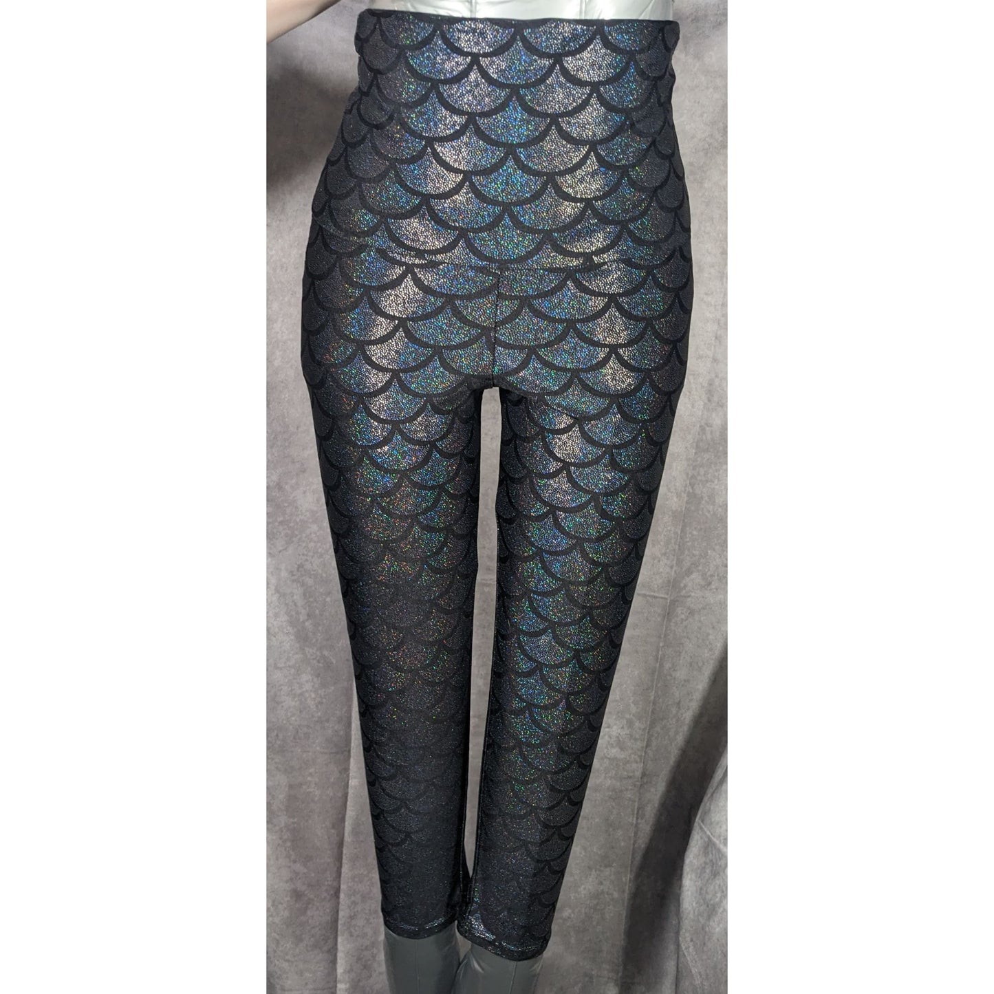 Emily Hsu Black Prismatic Rainbow Fish Scale Cropped Legging Size Small