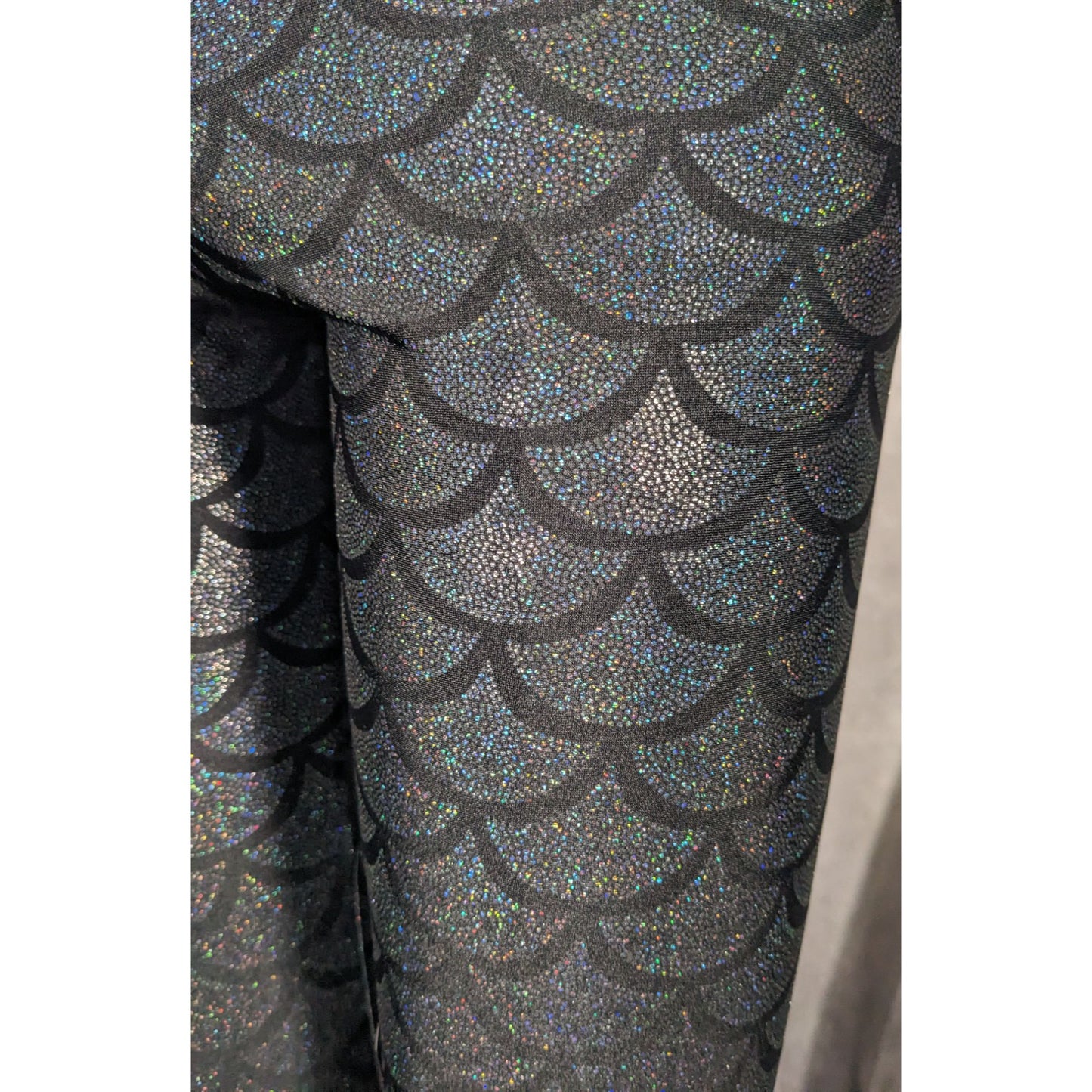 Emily Hsu Black Prismatic Rainbow Fish Scale Cropped Legging Size Small