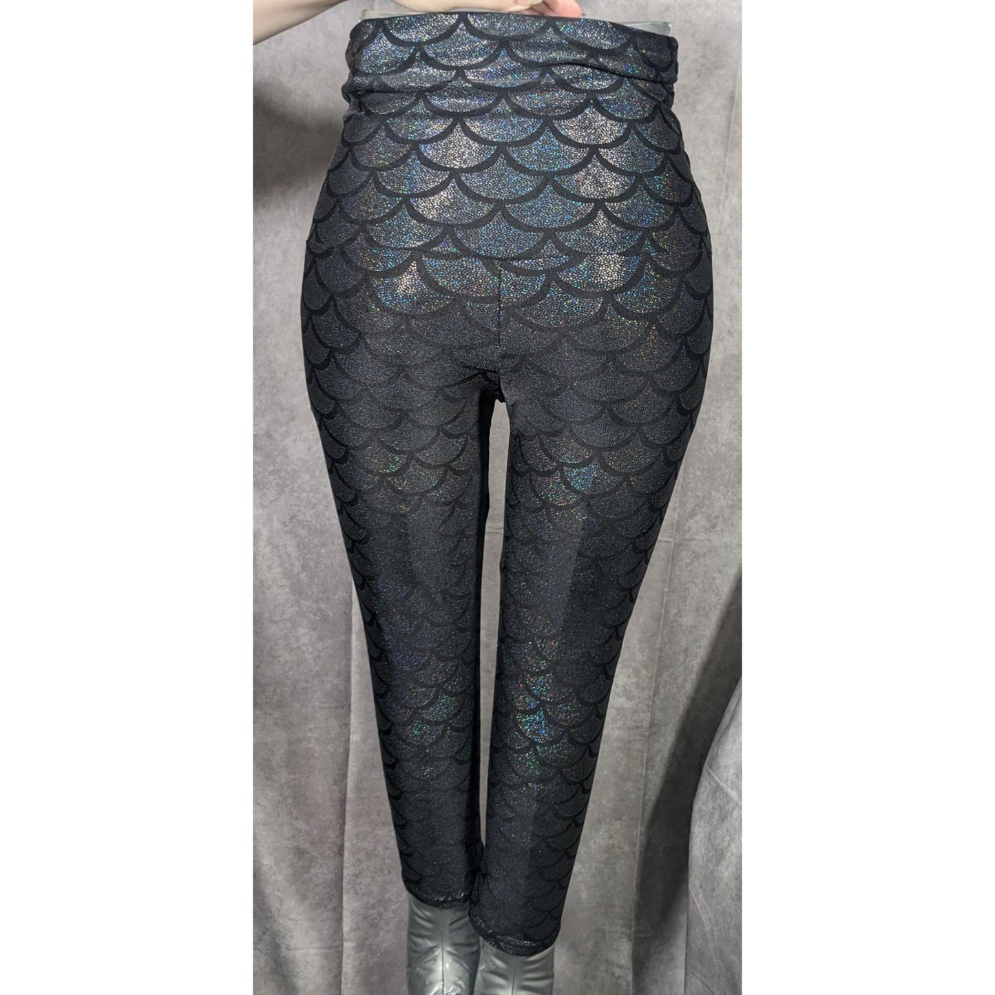 Emily Hsu Black Prismatic Rainbow Fish Scale Cropped Legging Size Small