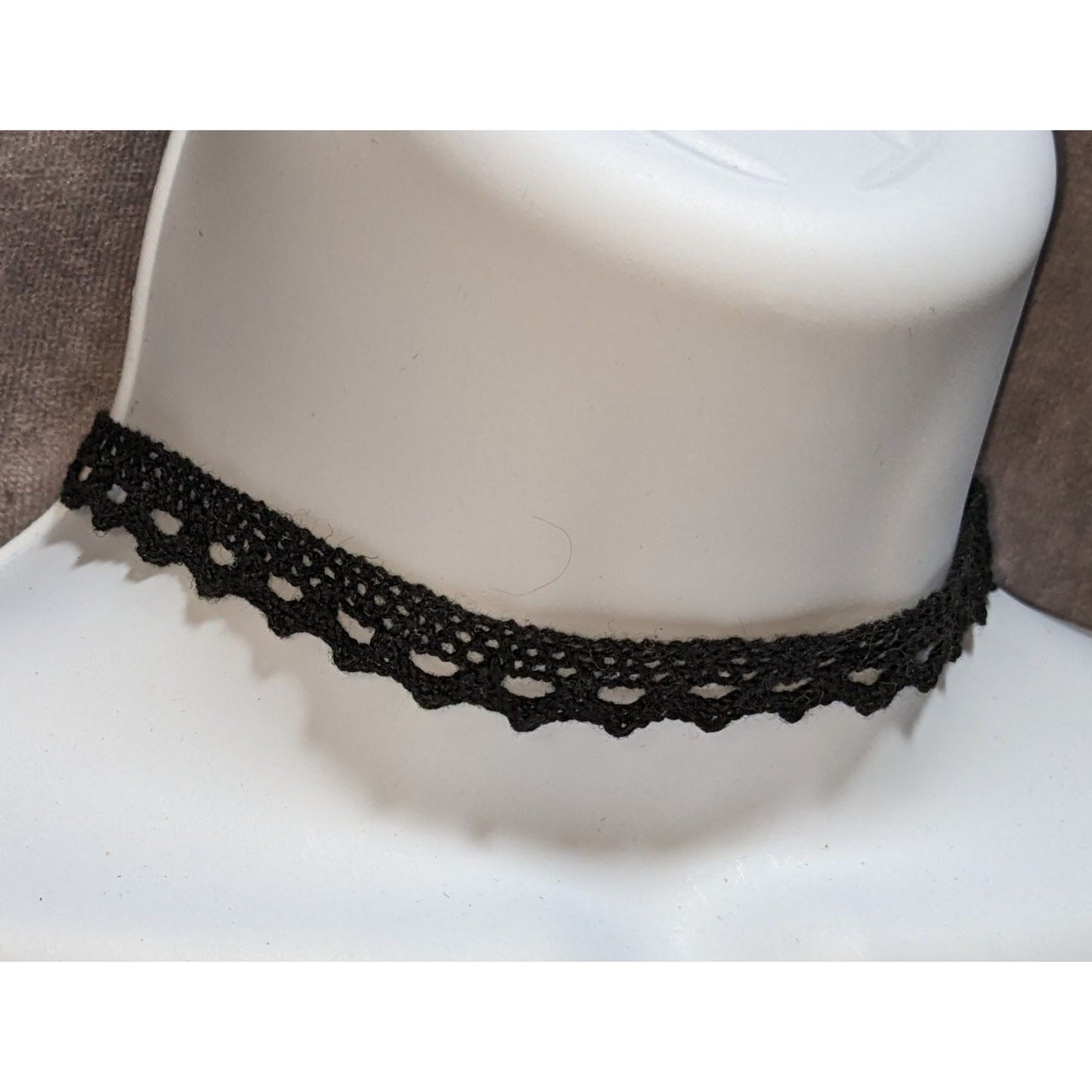 Reversed Scalloped Lace Choker Necklace