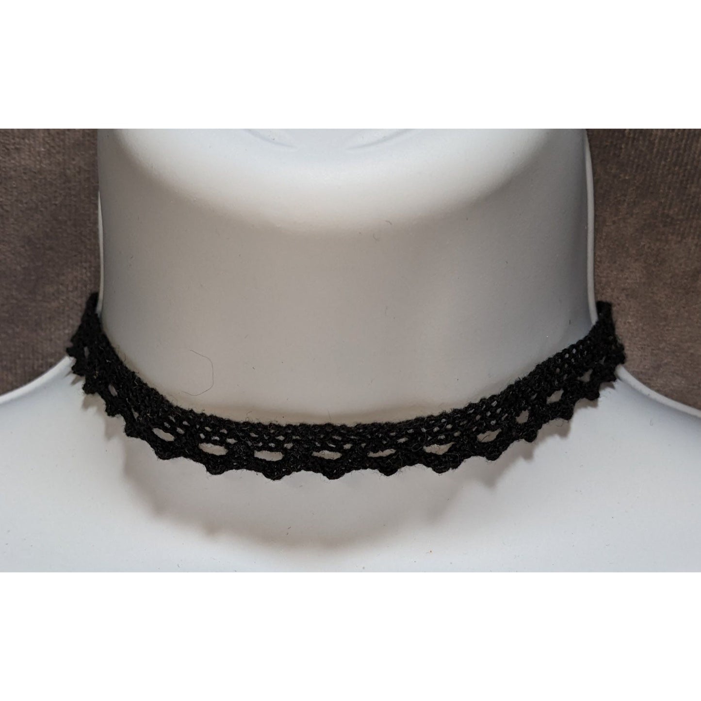 Reversed Scalloped Lace Choker Necklace