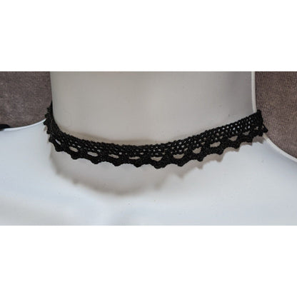 Reversed Scalloped Lace Choker Necklace